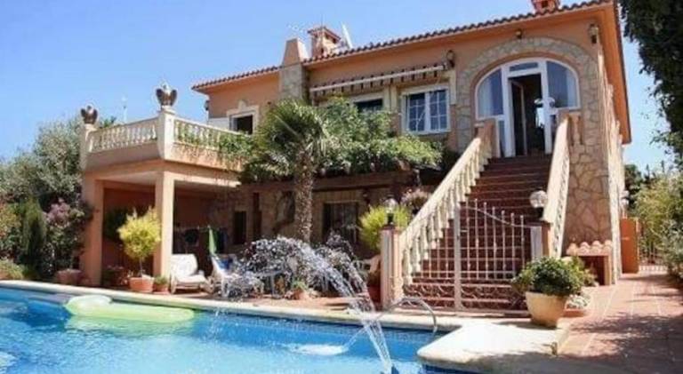 Rental apartment with private pool, yard & barbeque in Denia