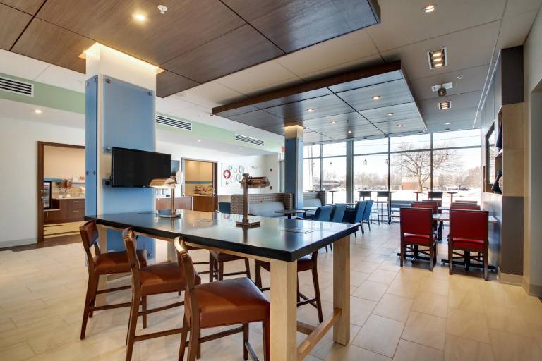 Holiday Inn Express & Suites Galesburg By IHG — photo 2