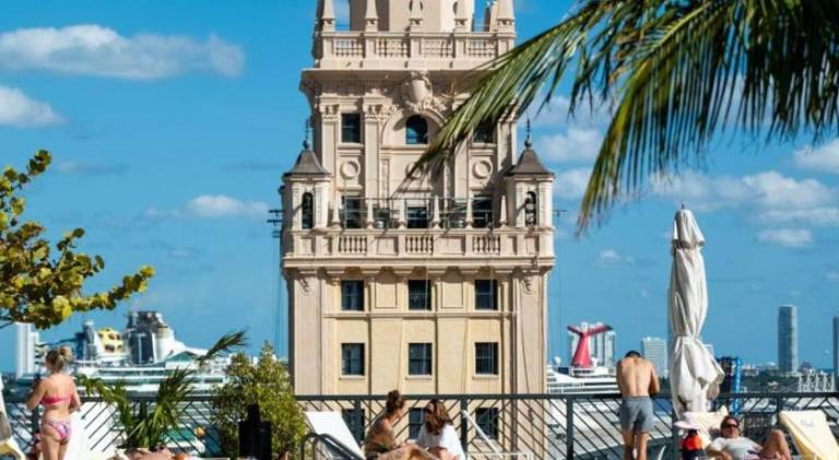 Holiday apartment with pool | Close to Bayside Marketplace in Miami, FL