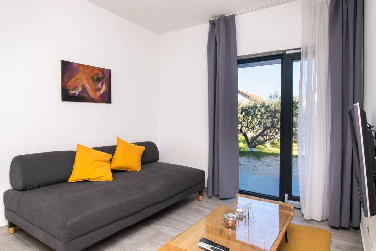 Apartment with terrace & barbeque | Garden view — photo 3