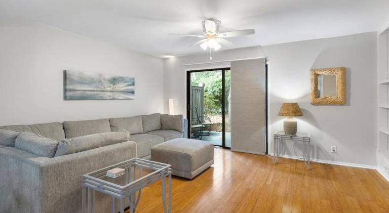 Vacation home with pool — photo 2
