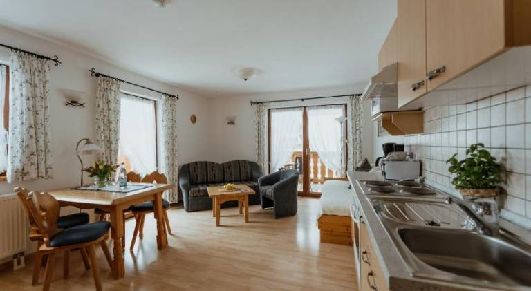 Charming serviced apartment with yard, barbeque & patio | Pets allowed — photo 2