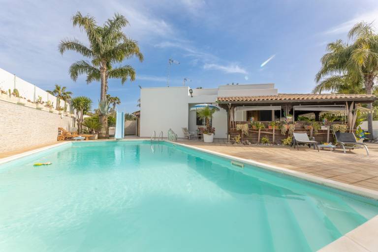 Villa with yard, terrace & private pool | Pet-friendly — photo 4