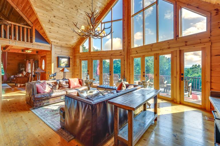 Luxury Log Cabin w EV Charger & Mtn Views