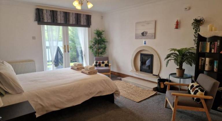 WATERSIDE 3 BED COTTAGE, HOT TUB, SAUNA, PVT BEACH — photo 2