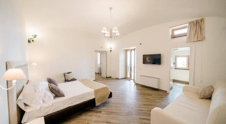 Villa with jacuzzi & pool — photo 2