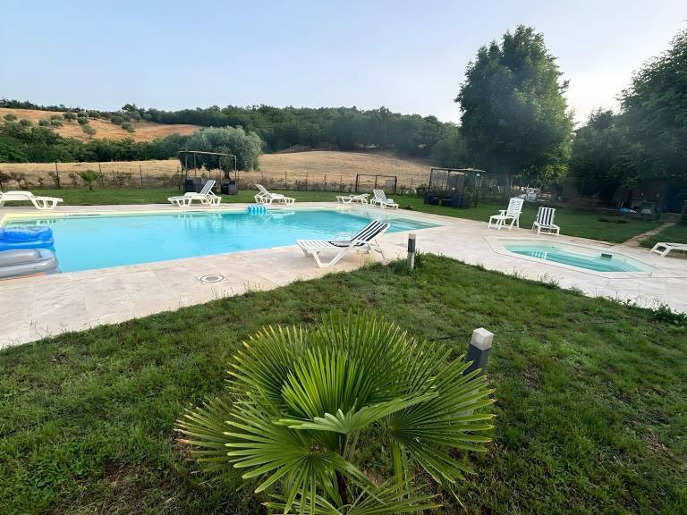 Vacation home with garden, barbecue & hot tub — photo 3
