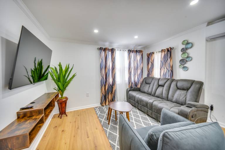 1 Mi to Beaches Central Norfolk Apartment