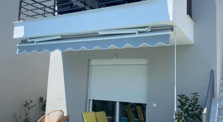 Apartment with pool, patio & yard — photo 4