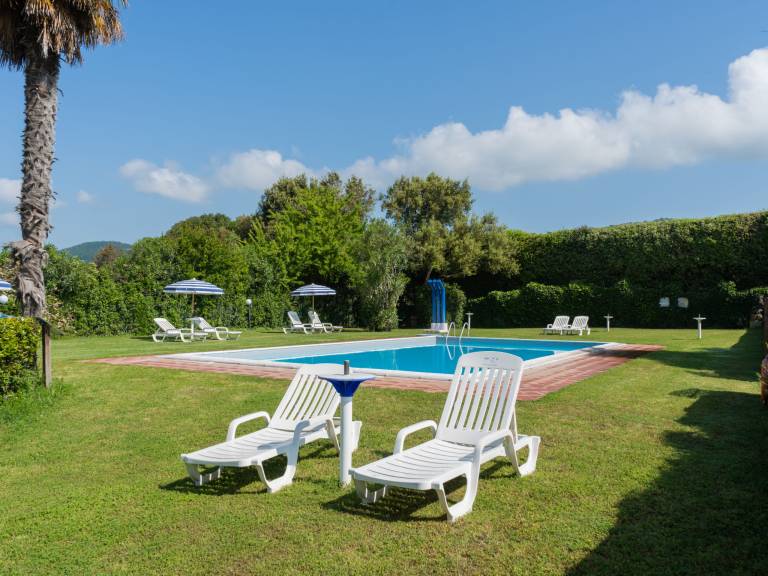 Vacation home with yard, BBQ & pool — photo 2