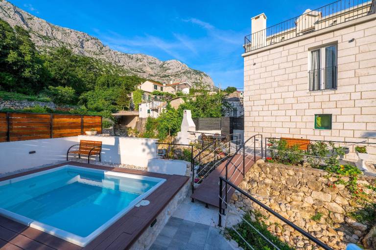 Villa with yard, terrace & pool | Mountain view — photo 3