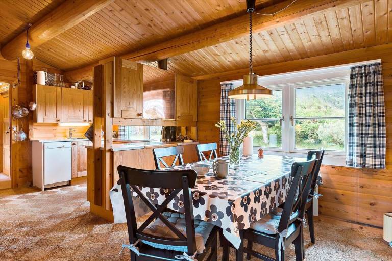 Vacation home with barbeque, patio & hot tub — photo 3