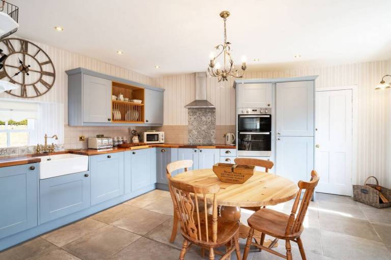 Find yourself a cosy holiday cottage in the village of Kirriemuir - HomeToGo