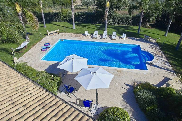 Family-oriented charming villa with BBQ, patio & private pool | Pets allowed — photo 3