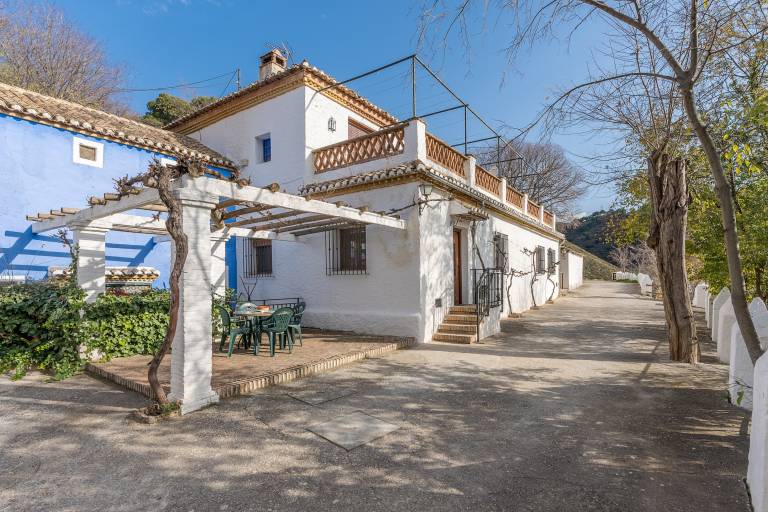 Apartment 'El Tinao' with Mountain Views, Shared Pool and Wi-Fi in Granada