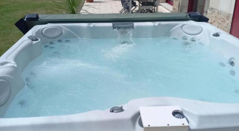 House with jacuzzi — photo 4