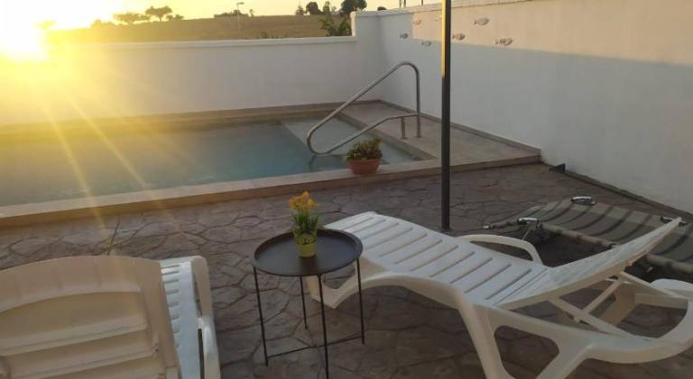 Fully equipped lovely house with private pool, patio & yard | Pets are welcome — photo 4