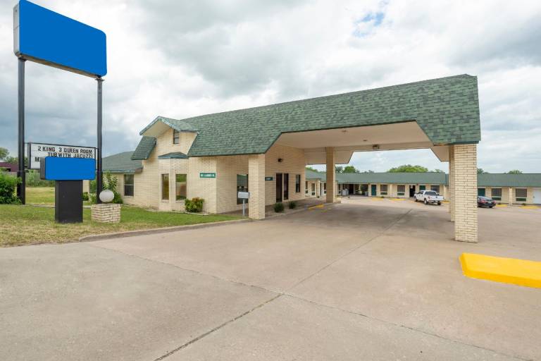 Three Rivers Executive Inn & Suites By OYO in Three Rivers, TX