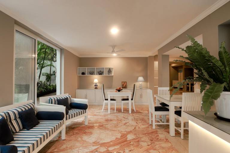 Serviced apartment with hot tub, patio & pool — photo 3