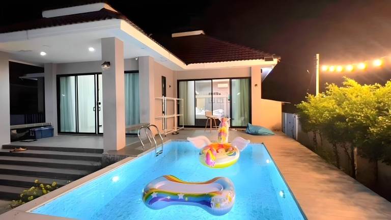 Villa with BBQ, yard & private pool — photo 5
