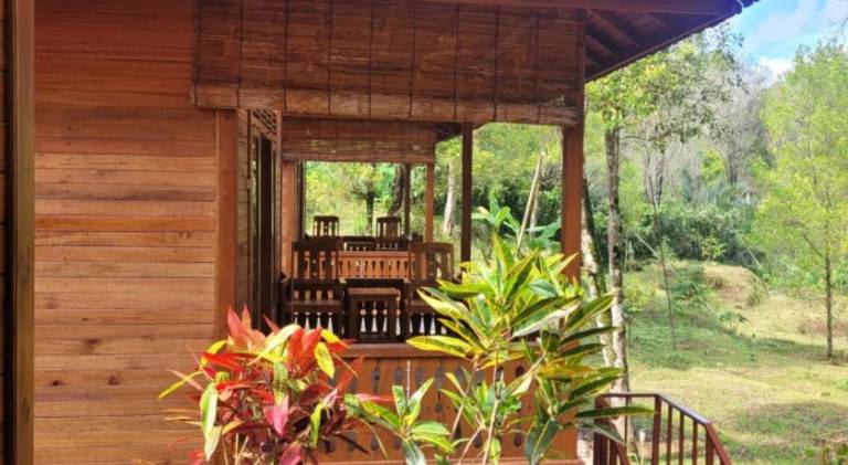 Lodge with yard & patio in Munduk