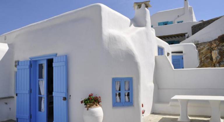 Villa with patio, garden & pool | Pet-friendly — photo 3