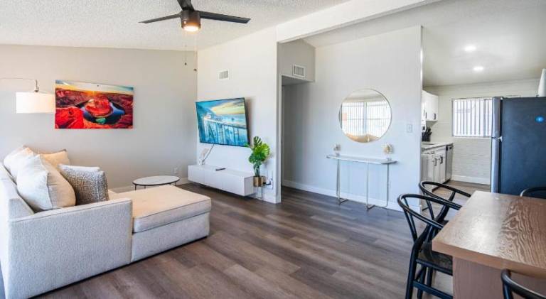Spacious 2 Bedroom, 2 Bath, Pool, Free Parking, Gym — photo 2