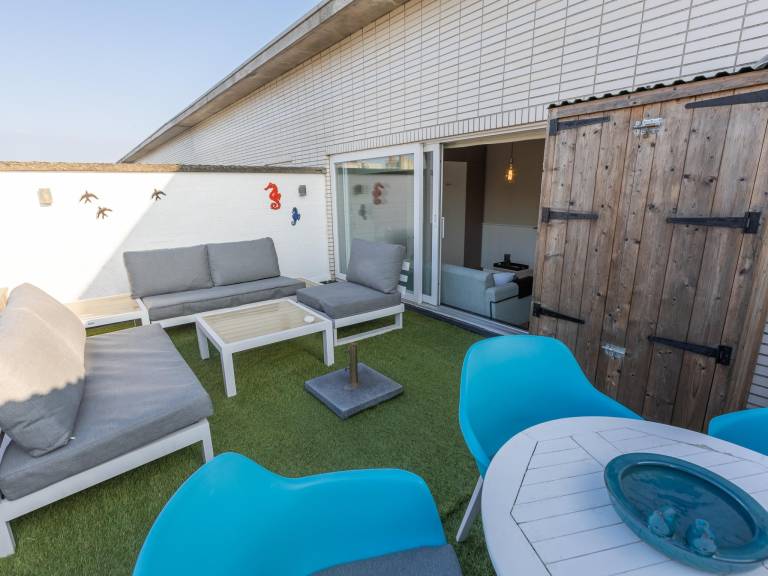 Studio with sunny rooftop terrace near the sea — photo 3