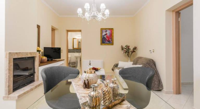 Apartment with pool in Samos