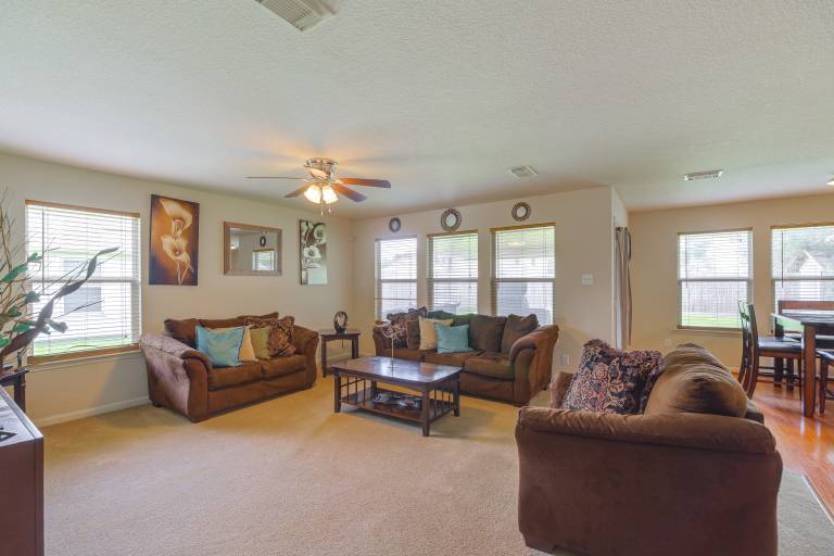 7 Mi to Downtown Baytown: Spacious Home w/ Yard — photo 4