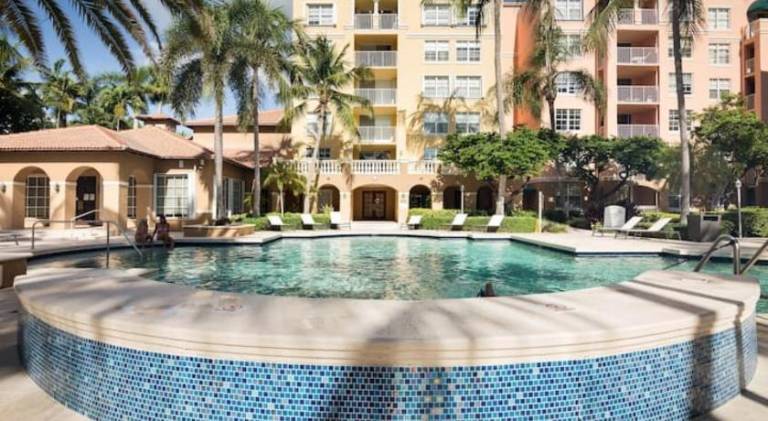 Big rental apartment with jacuzzi & pool | Pets are welcome — photo 2