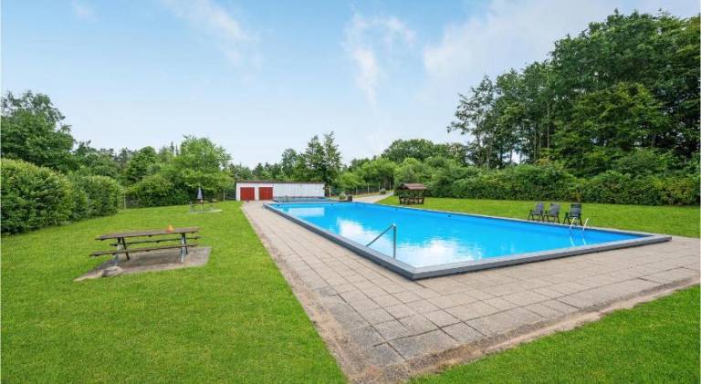 House with jacuzzi & pool — photo 4