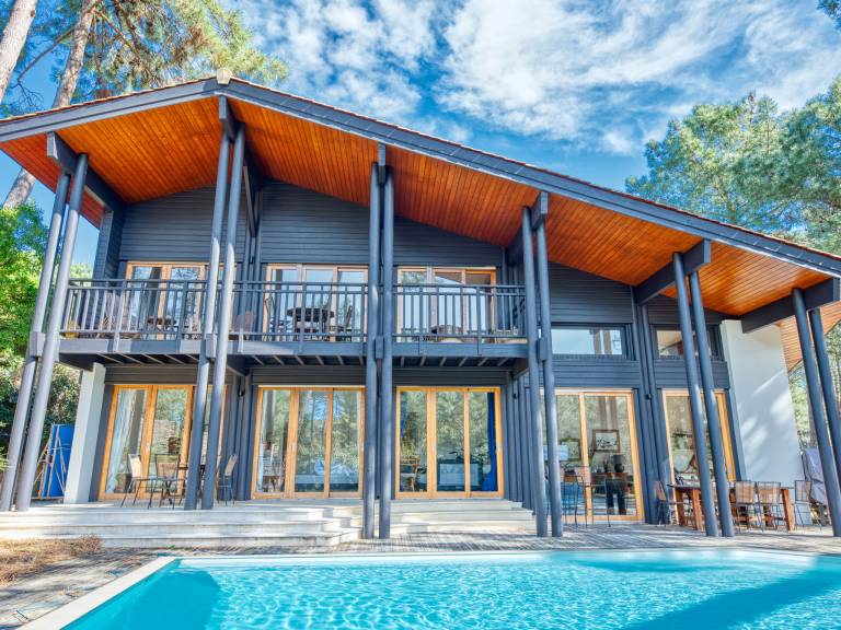 Vacation home with yard, grill & private pool — photo 2