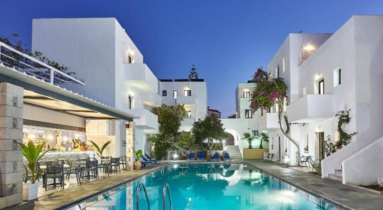 Serviced apartment with terrace, pool & garden — photo 2