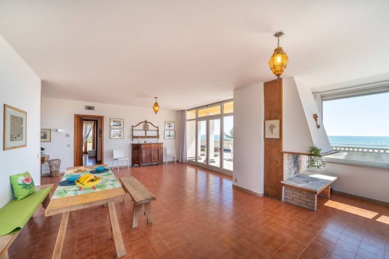 Stunning retreat with scenic terrace — photo 4