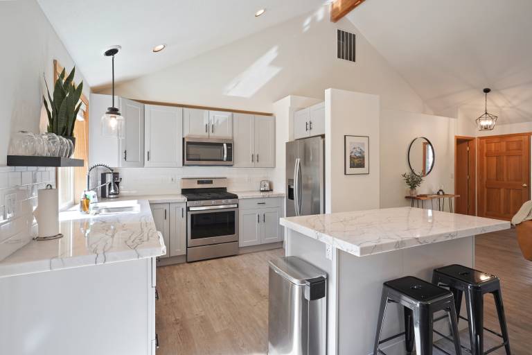 Quail Covey - Hot Tub, AC, Beautiful, Fully Fenced Yard, Close to Everything! — photo 2