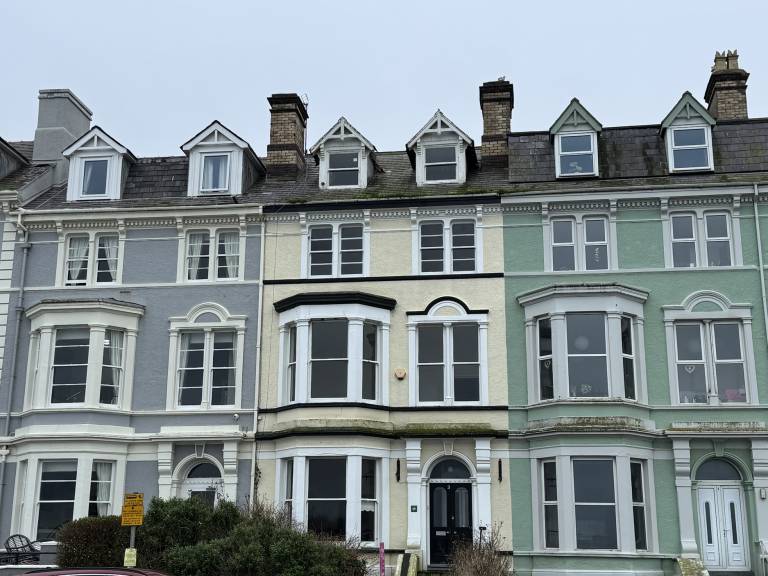Cottage with jacuzzi & sauna | Beach view in Llandudno
