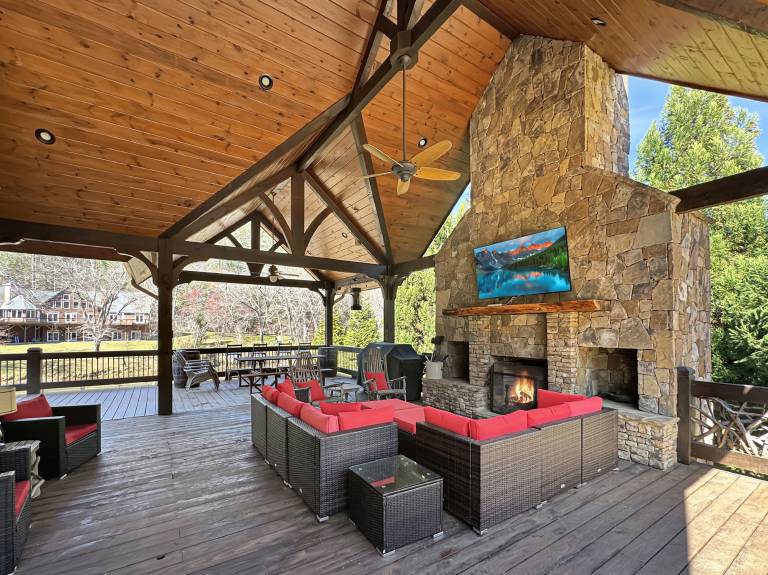 Luxury Riverfront Retreat • Spa • Game Room • Minutes to Downtown Blue Ridge — photo 3