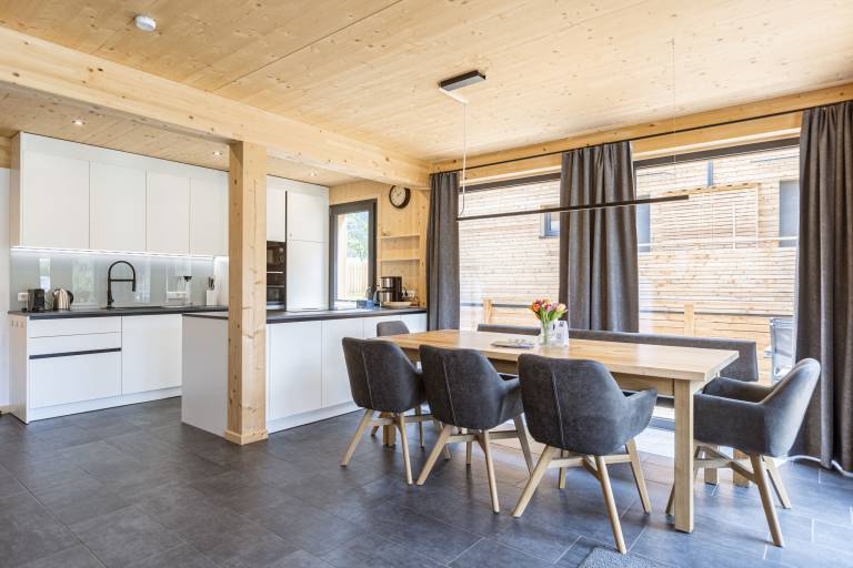 Ample chalet with private pool, barbeque & patio | Next to the ski | Pet-friendly — photo 4