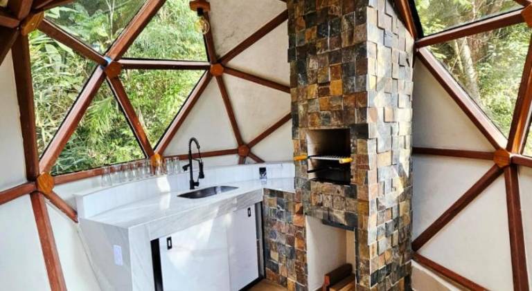 Lodge with barbeque, pool & jacuzzi | Pet-friendly — photo 2