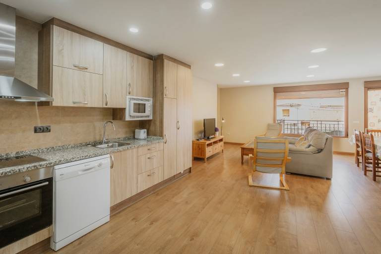 Vacation home with patio, pool & BBQ — photo 4