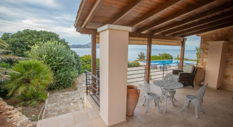Villa with private pool, patio & yard — photo 4