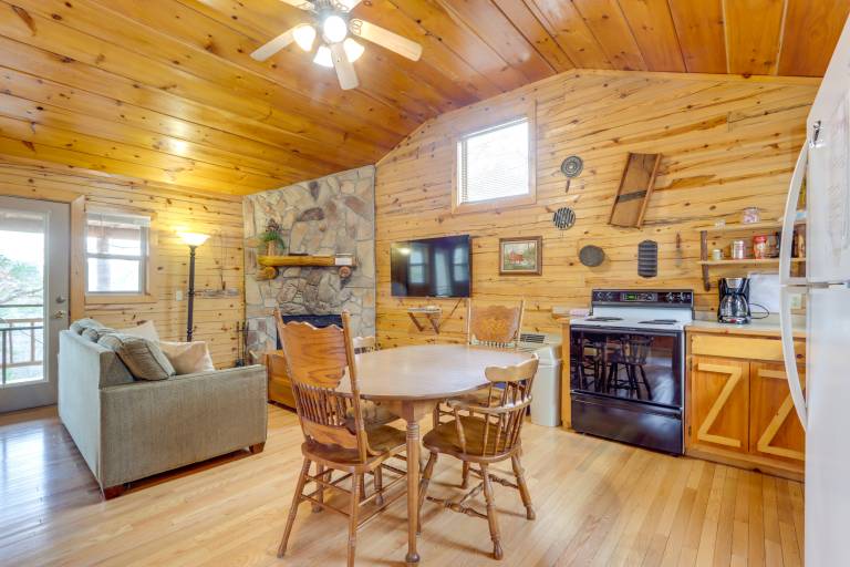 Eureka Springs Cabin on 9+ Acres: Community Perks! — photo 3