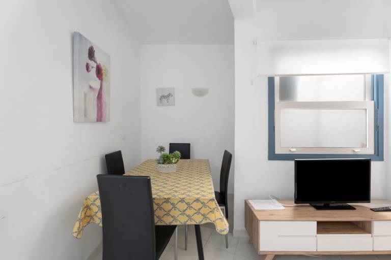 2-Bedroom Apartment on Los Cristianos Beach with Views of the Main Promenade — photo 5