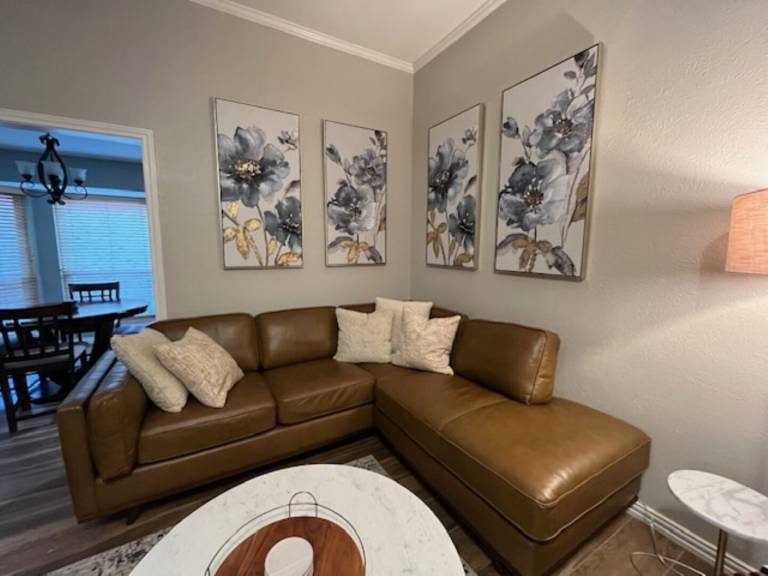 Whole House, No Stairs, King Bed, Full Kitchen & Relaxing Backyard — photo 4