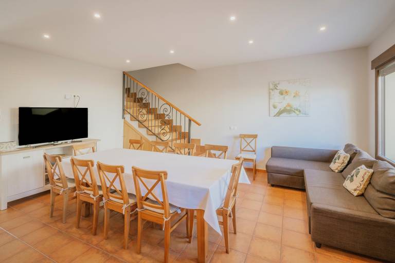 Vacation home with private pool, barbecue & garden | City view — photo 3