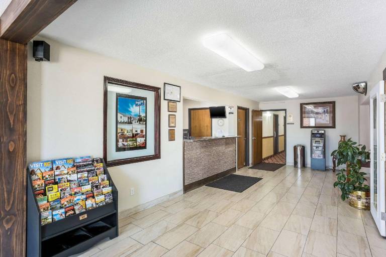 Rodeway Inn Cedar Rapids Westdale — photo 4