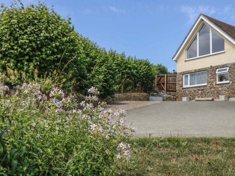 Family-oriented cottage with yard | Pets are welcome — photo 2