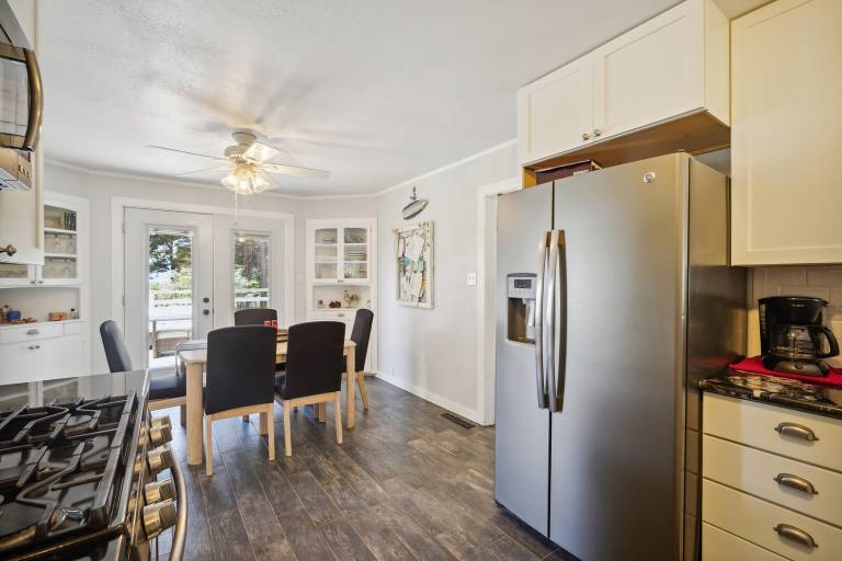 Vacation home with terrace & yard — photo 4