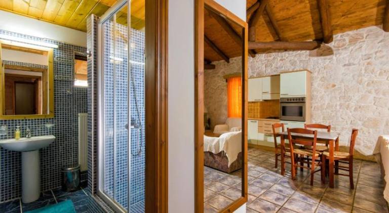 Villa with terrace, BBQ & private pool — photo 4